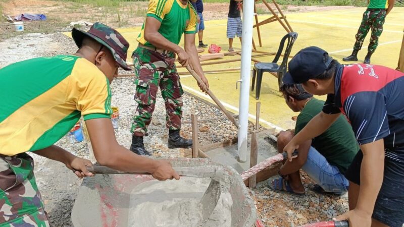 Satgas Pamtas RI-MLY Pos Koki 1 Mentari Laksanakan Kegiatan Karya Bhakti Gotong-royong Pembuatan Lapangan Volley Bersama Warga