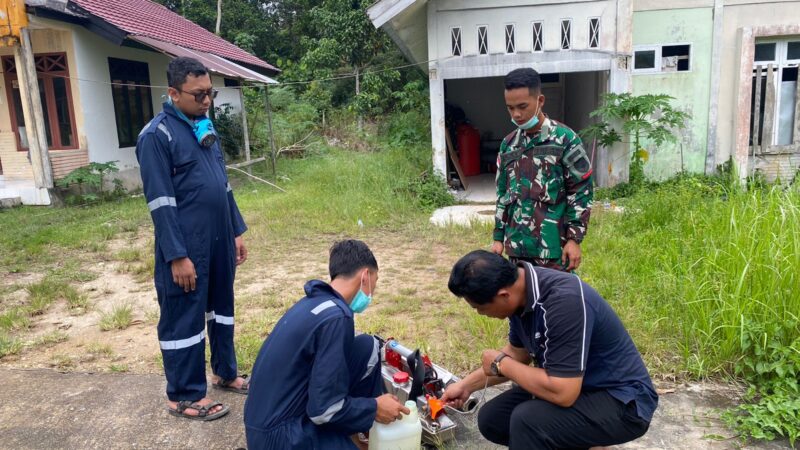 Peduli DBD di Perbatasan, Satgas Pamtas RI Malaysia Yon Armed 16 TK Berkerjasama Dengan Tim Karantina Kesehatan Melaksanakan Foging