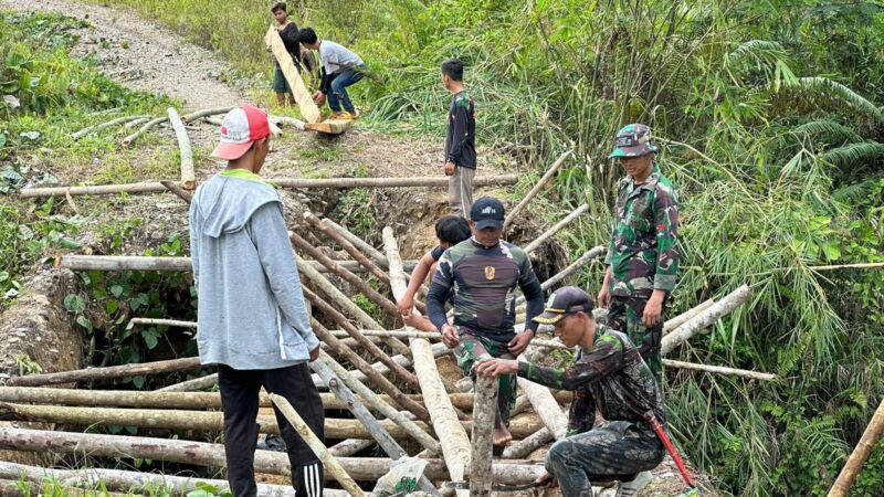 Satgas Pamtas RI-Malaysia Yonarmed 16 TK Bersama Masyarakat Nelaksanakan Karya Bhakti Pembangunan Jembatan