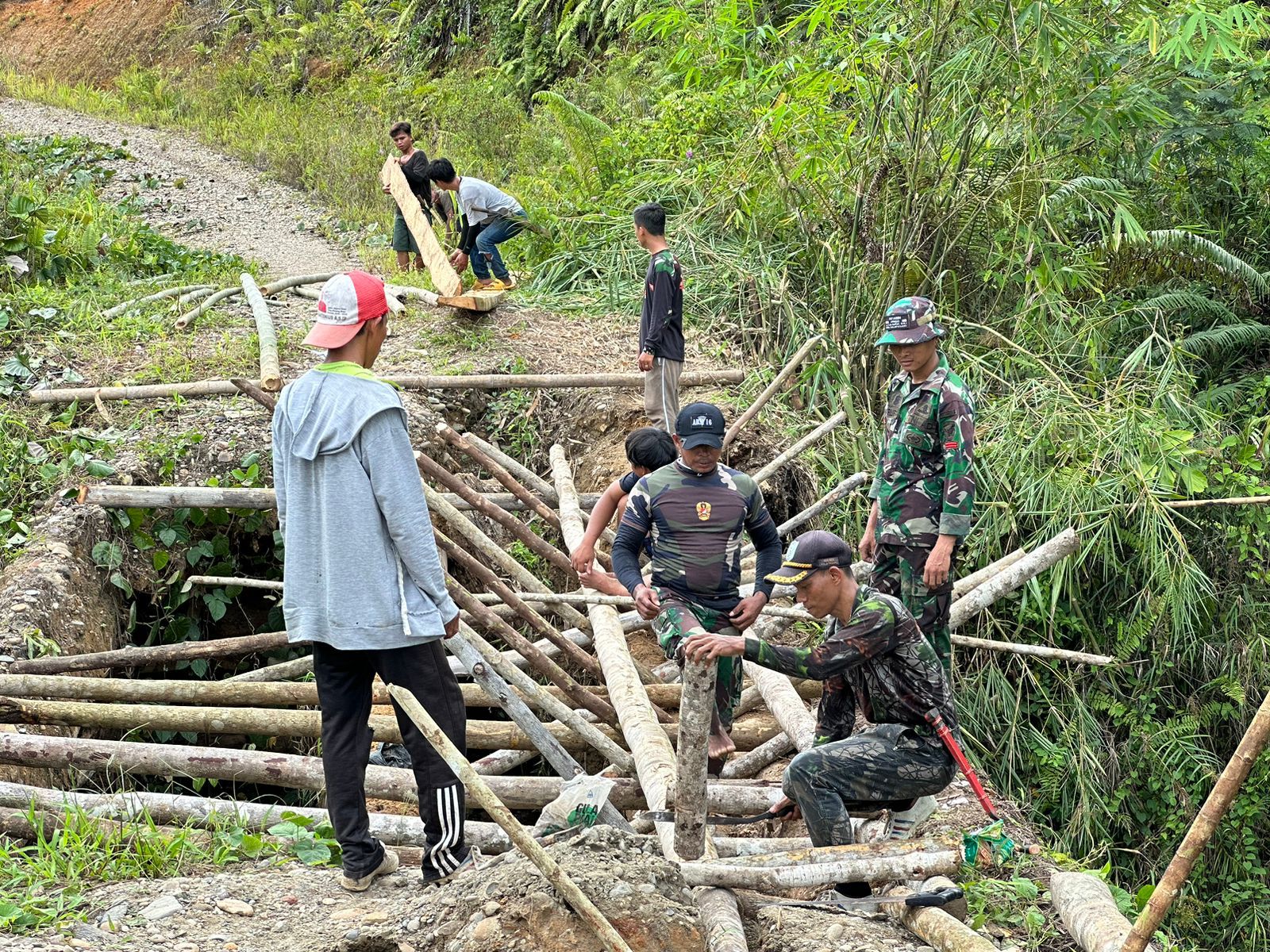 Satgas Pamtas RI-Malaysia Yonarmed 16 TK Bersama Masyarakat Nelaksanakan Karya Bhakti Pembangunan Jembatan