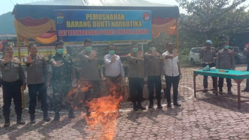 Sekda Hadiri Pemusnahan Barang Bukti Narkoba di Halaman Mapolres Pakpak Bharat.