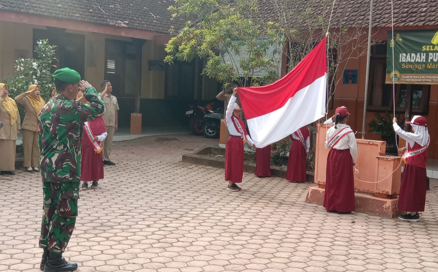 Semangat Siswa- Siswi SD Negeri 2 Bandung Tulungagung Ikuti Upacara Bendera Bersama Tiga Pilar
