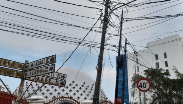 Kabel Yang Semrawut Di Depan Masjid Kubah Timah Pemerintah Kota Pangkalpinang Berupaya Merapikan.