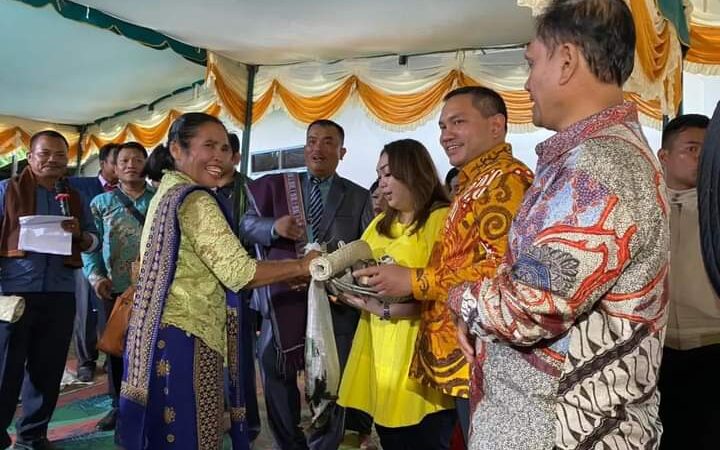 Bupati Pakpak Bharat Bersama Istri Hadiri Pesta Pernikahan dan Adat Putra Camat Tinada.