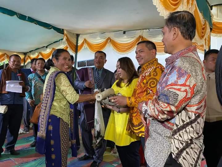 Bupati Pakpak Bharat Bersama Istri Hadiri Pesta Pernikahan dan Adat Putra Camat Tinada.