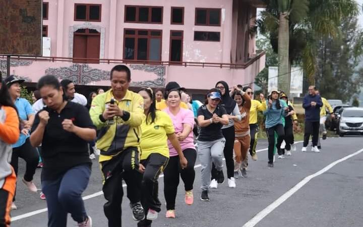 Usai Senam Pagi Bersama ASN, Wabup Pakpak Bharat Ingatkan Untuk Selalu Bertaqwa dan Mawas Diri