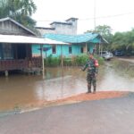 Praka Adi Babinsa 1015-07/Parenggean Pantau Lokasi Banjir Di Wilayah Binaan