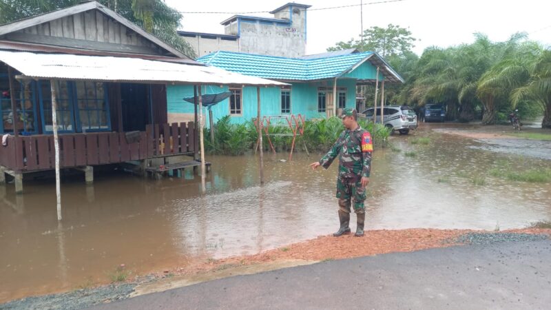 Praka Adi Babinsa 1015-07/Parenggean Pantau Lokasi Banjir Di Wilayah Binaan