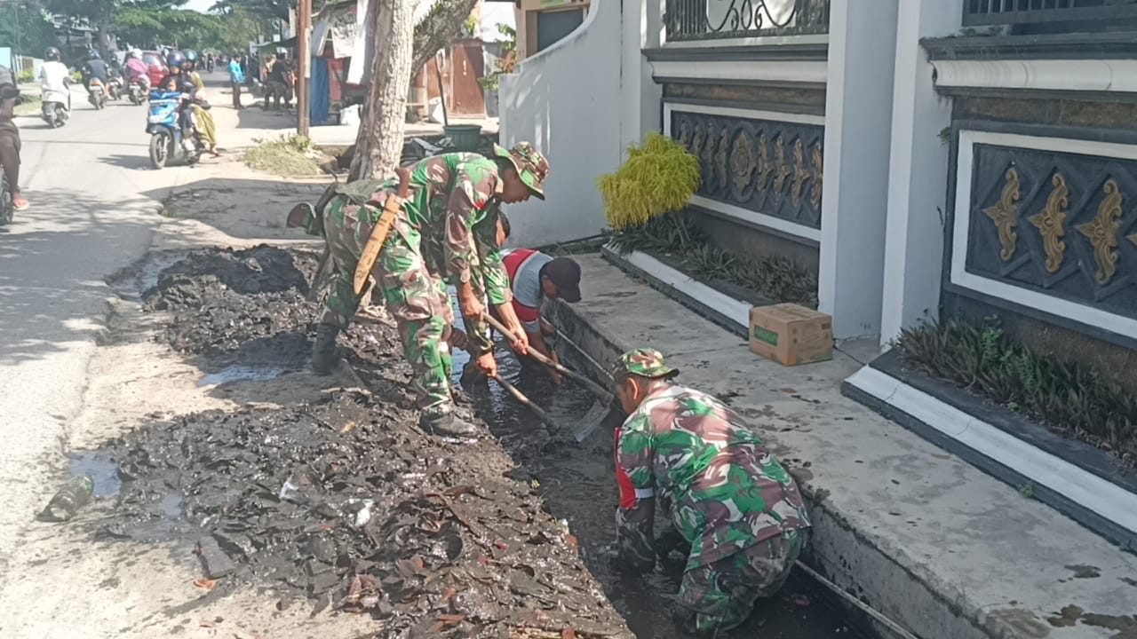 Kodim 1015/Sampit Gelar Jum’at Bersih Bersama Masyarakat Membersihkan Saluran Air