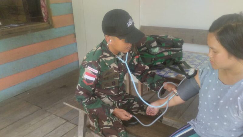 Peduli Kesehatan Perbatasan, Satgas Pamtas Yonarmed 16/TK Berikan Pelayanan Kesehatan Kepada Masyarakat