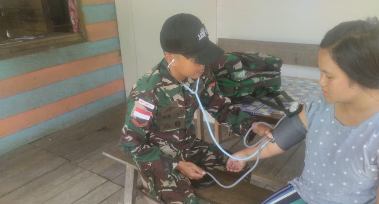 Peduli Kesehatan Perbatasan, Satgas Pamtas Yonarmed 16/TK Berikan Pelayanan Kesehatan Kepada Masyarakat