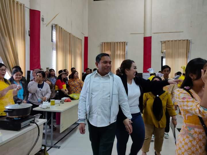 Respon Lucu Ketua TP PKK Pakpak Bharat Tinjau Peringatan Hari Ibu, Pria dari OPD Dinsos Ikuti Lomba Memasak