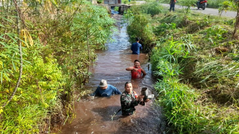 Babinsa Koramil 1015-04/Baamang Laksanakan gotong Royong Bersama Warga