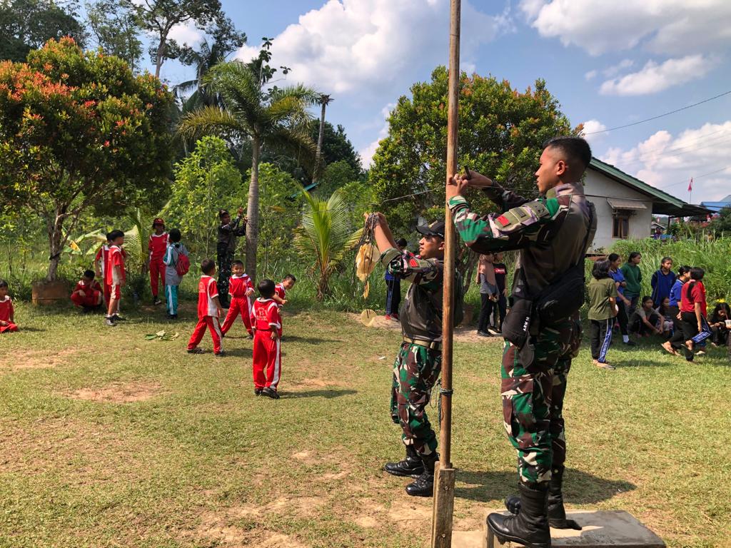 Bentuk Karakter Sejak Dini, Personel Satgas Pamtas RI-Malaysia Yonarmed 10 Bradjamusti Kostrad Laksanakan Giat Fun Game di SD Perbatasan