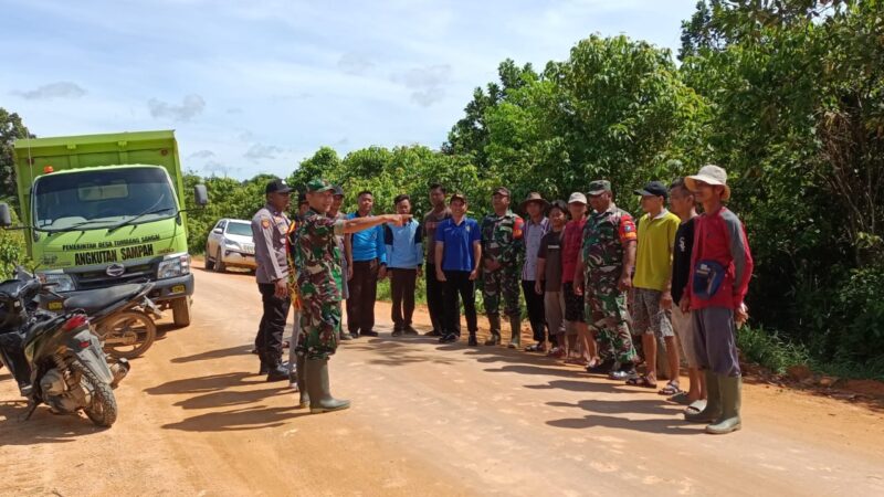 Waspada Banjir,Danpos Telaga Antang Koramil 1015-08/Mentaya Hulu Bersama Warga Bersihkan Drainase