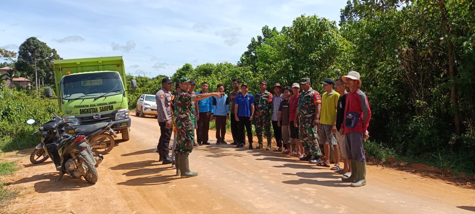 Waspada Banjir,Danpos Telaga Antang Koramil 1015-08/Mentaya Hulu Bersama Warga Bersihkan Drainase