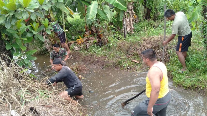 Danramil 1015-01/MHS Bersama Masyarakat Laksanakan Kerja Bakti Pembersihan Jalan Dan Parit