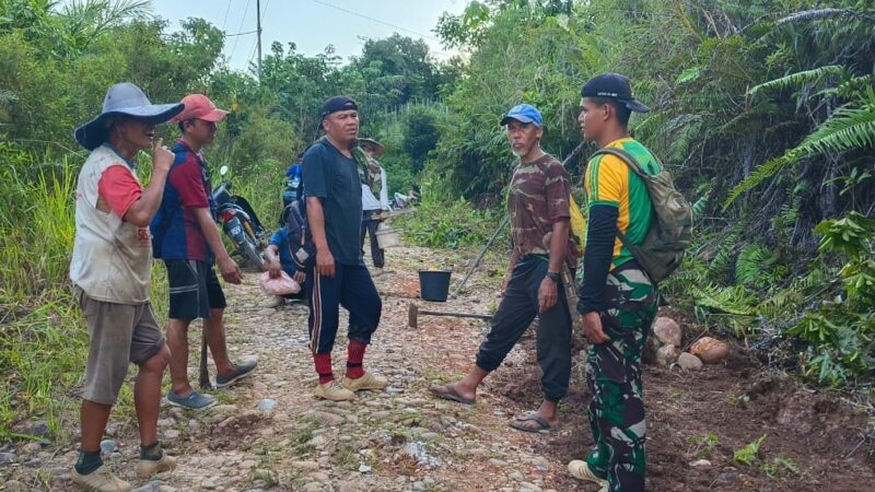 Satgas Pamtas RI-MLY Yonarmed 10/Bradjamusti Pos Jaung Laksanakan Karya Bhakti Perbaiki Jalan di Desa Binaan