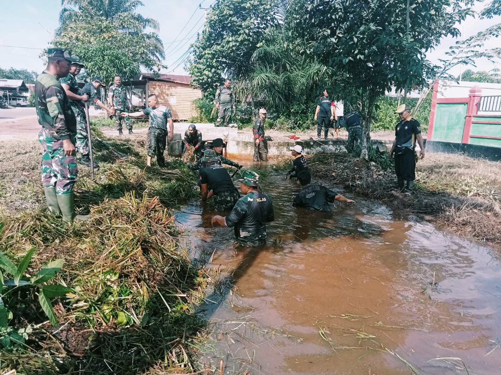 Karya Bakti Pembersihan Parit Guna Mencegah Banjir dan Penyebaran DBD