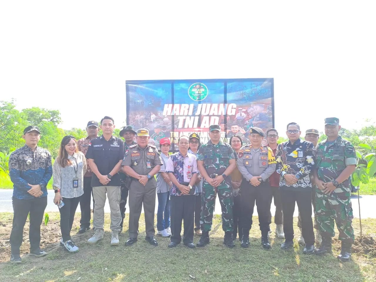 Peduli Terhadap Lingkungan, Kodim 1019/Katingan Melaksanakan Penghijauan Untuk Memperbaiki Dan Menjaga Lingkungan Dengan Penanaman Pohon di Kawasan Kasongan Lama