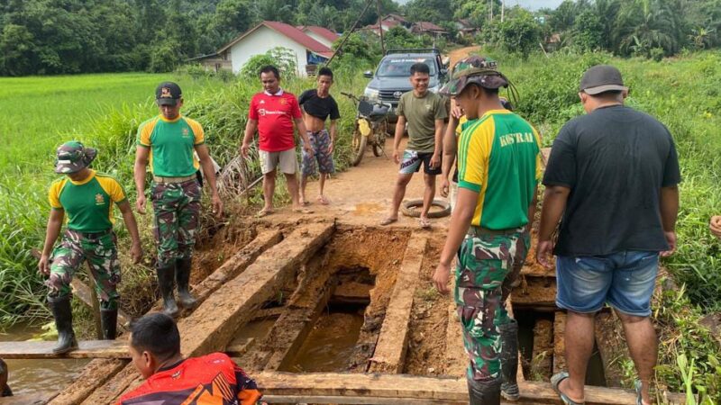 Satgas Pamtas Yonarmed 10/ Bradjamusti Bantu Warga Perbatasan Perbaiki Jembatan