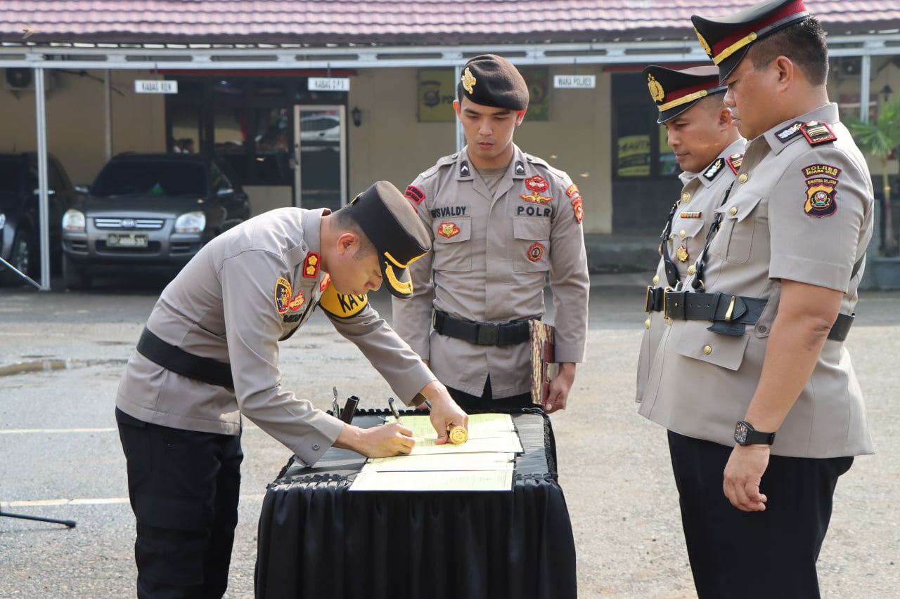 Kapolres Muara Enim Pimpin Upacara Serah Terima Jabatan Kasat Narkoba Dan Pelantikan Kasat Reskrim Polres Muara Enim