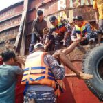 Tim SFQR Lanal Banjarmasin Evakuasi ABK Tug Boat Bintang Karisma 5.