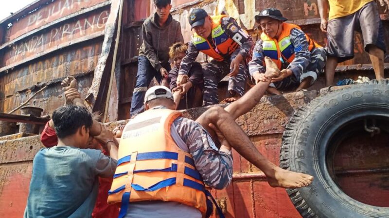 Tim SFQR Lanal Banjarmasin Evakuasi ABK Tug Boat Bintang Karisma 5.