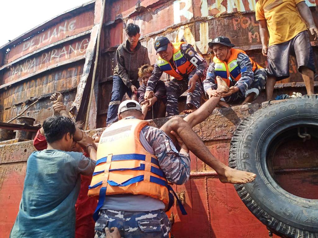 Tim SFQR Lanal Banjarmasin Evakuasi ABK Tug Boat Bintang Karisma 5.