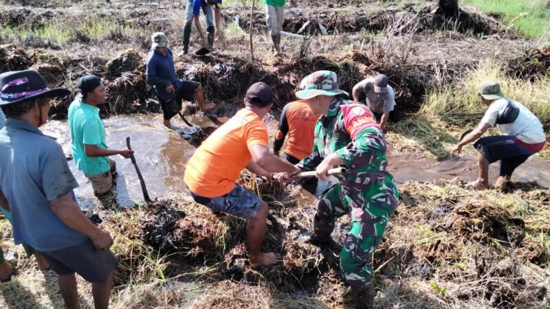 Antisipasi Banjir Danramil 1015-09/Seruyan Hilir Kerahkan Anggota Bersama Warga Bersihkan Selokan