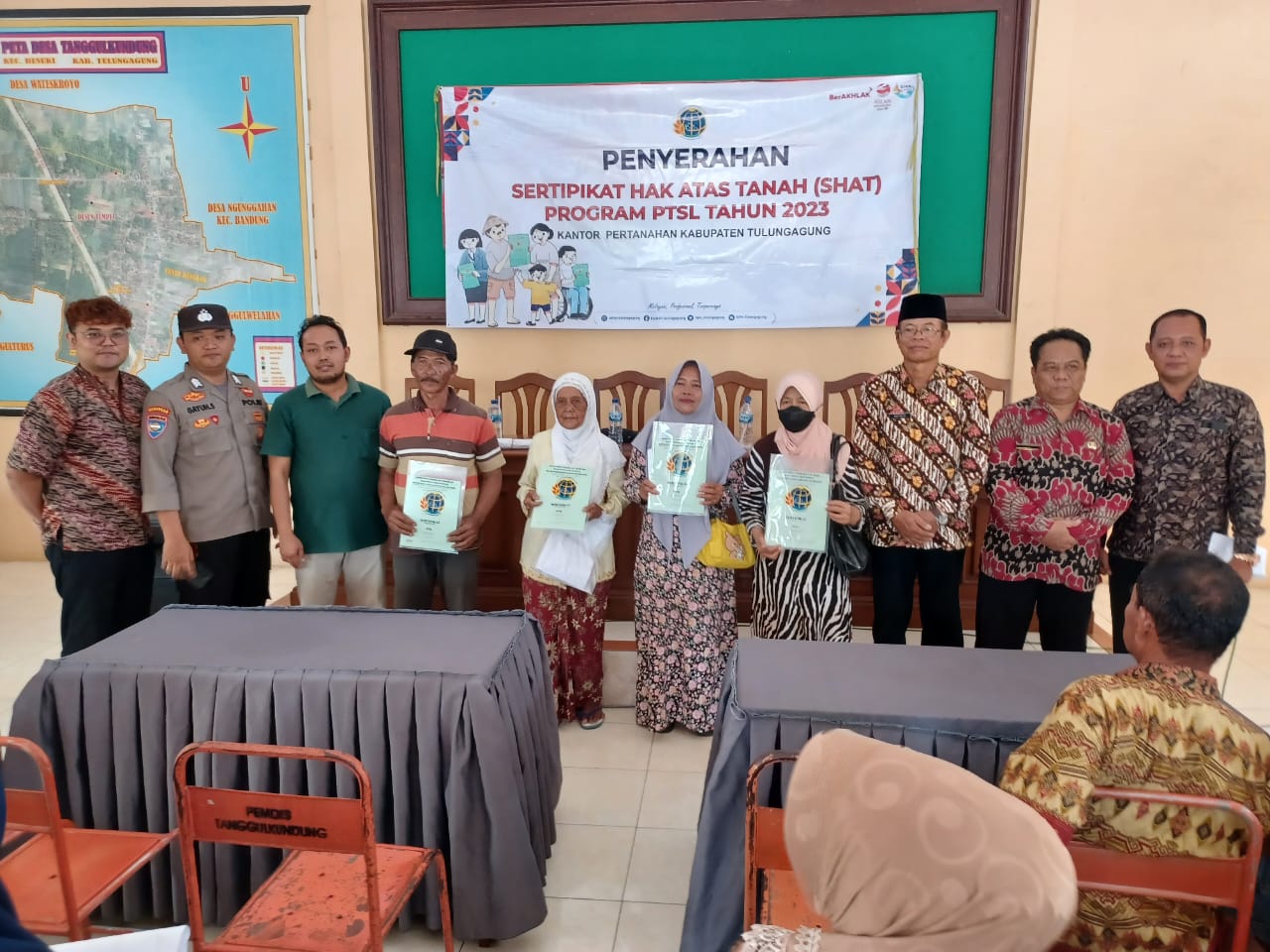 Penyerahan Sertifikat PTSL 2023Disambut Gembira Oleh Masyarakat Desa Tanggulkundung Tulungagung