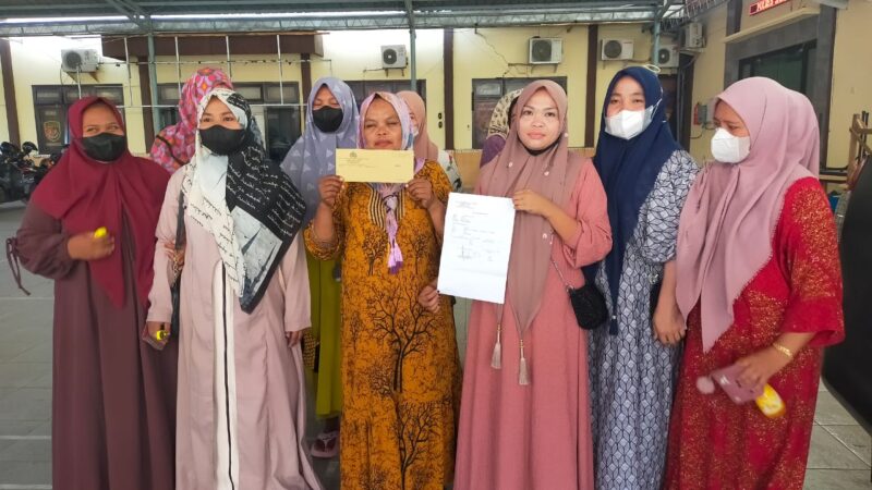 Diduga Palsukan Tanda Tangan, Puluhan Wali Murid Adukan Oknum Guru ke Polres Sampang