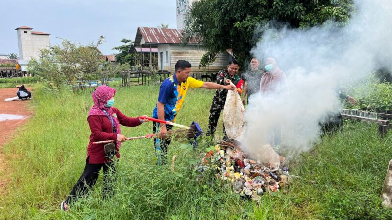 Ciptakan Lingkungan Sehat, Babinsa 1015-10/Telaga Pulang Bersama Warga Bersihkan Lingkungan