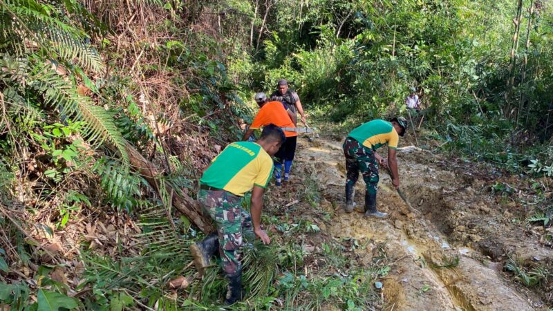 TNI Bergerak, Satgas Pamtas RI-MLY Yonarmed 10/Bradjamusti Pos Langau Perbaiki Jalan Desa di Perbatasan RI-Malaysia