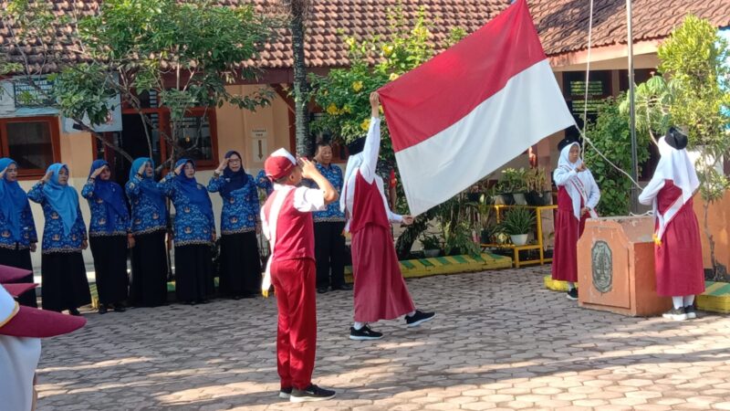 Ikuti Upacara Bendera di SD Negeri 2 Gandong Tulungagung, Briptu Afilla : Bullying Tidak Patut Dilakukan