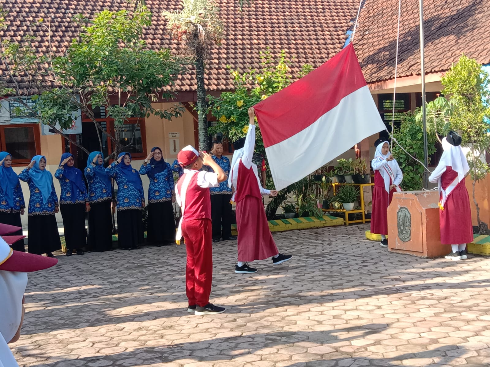 Ikuti Upacara Bendera di SD Negeri 2 Gandong Tulungagung, Briptu Afilla : Bullying Tidak Patut Dilakukan