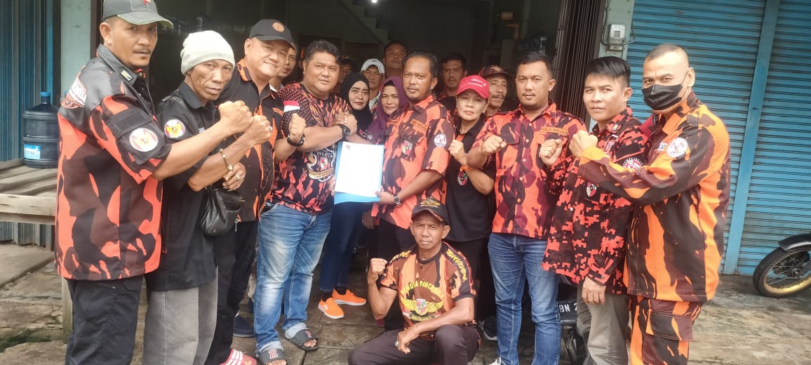 Ketua MPC Pemuda Pancasila Bangka Serahkan SK Definitif Kepada PAC Belinyu.