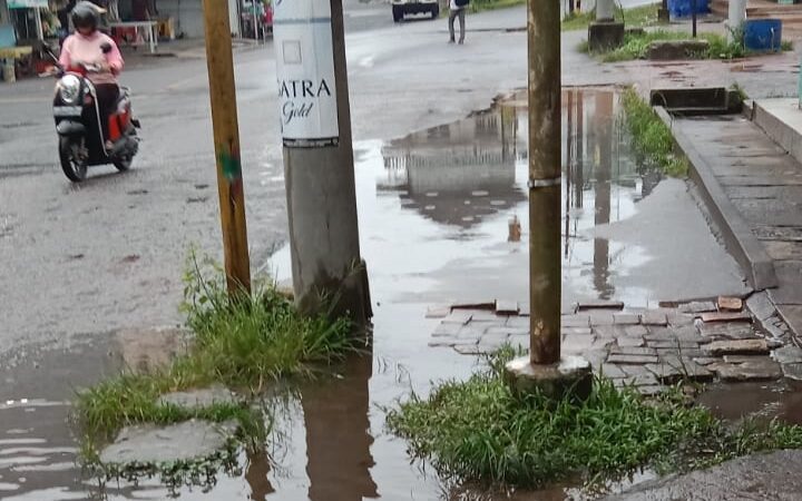 Jalan Sriwijaya Kelurahan Belinyu Kabupaten Bangka Tergenang Setiap Usai Hujan, Warga Sentil Pejabat.