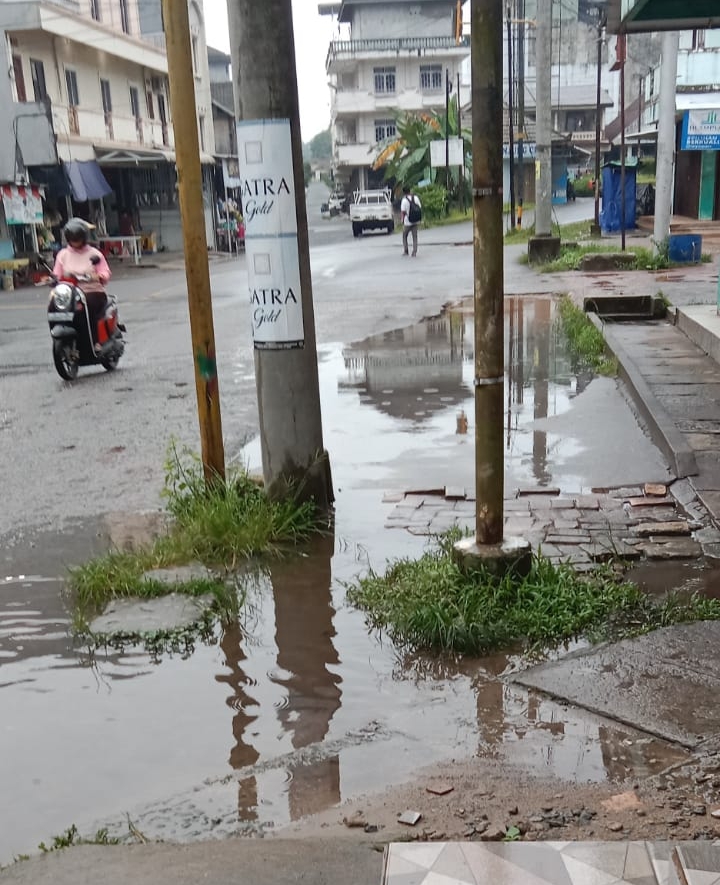 Jalan Sriwijaya Kelurahan Belinyu Kabupaten Bangka Tergenang Setiap Usai Hujan, Warga Sentil Pejabat.