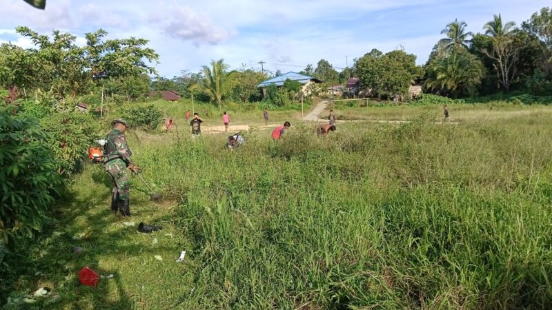 Satgas Pamtas RI-Malaysia Yonarmed 16/TK Pos Bantan Bersama Masyarakat Bersihkan Rumput di Jalan