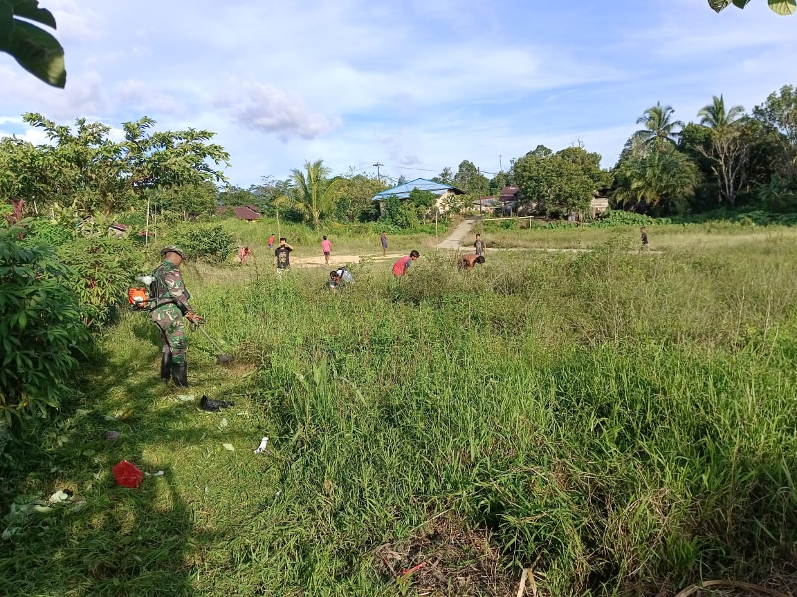 Satgas Pamtas RI-Malaysia Yonarmed 16/TK Pos Bantan Bersama Masyarakat Bersihkan Rumput di Jalan