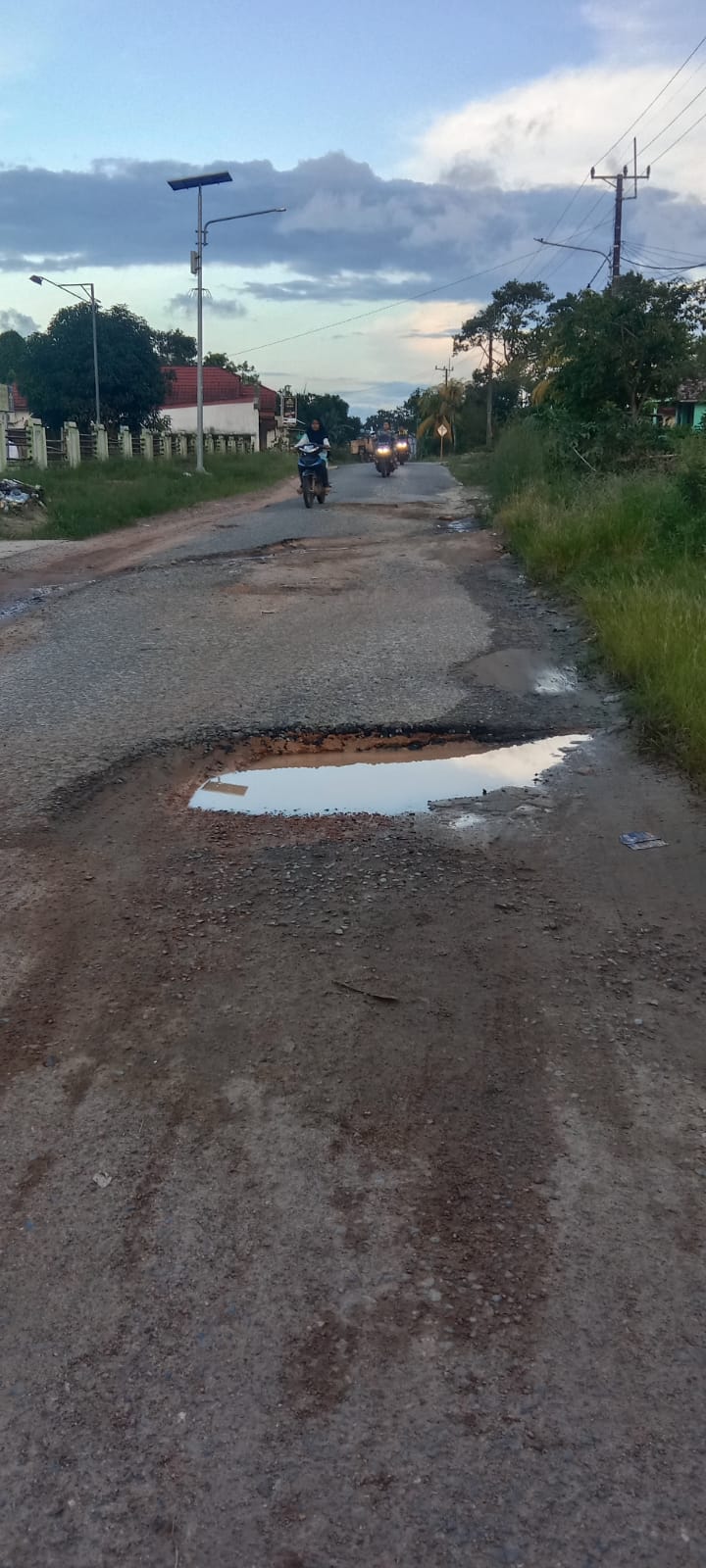 Jalan Rusak Parah Dan Berlubang Menuju Wisata Pantai Penyusuk dan Wisata Remodong Indah Belinyu, Warga Minta Pemerintah Segera Memperbaiki.