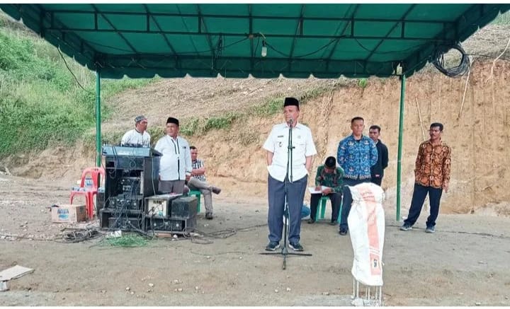 Wabup Pakpak Bharat Hadiri Acara Peletakan Batu Pertama Masjid AL- Ikhlas Dusun Galiaman.