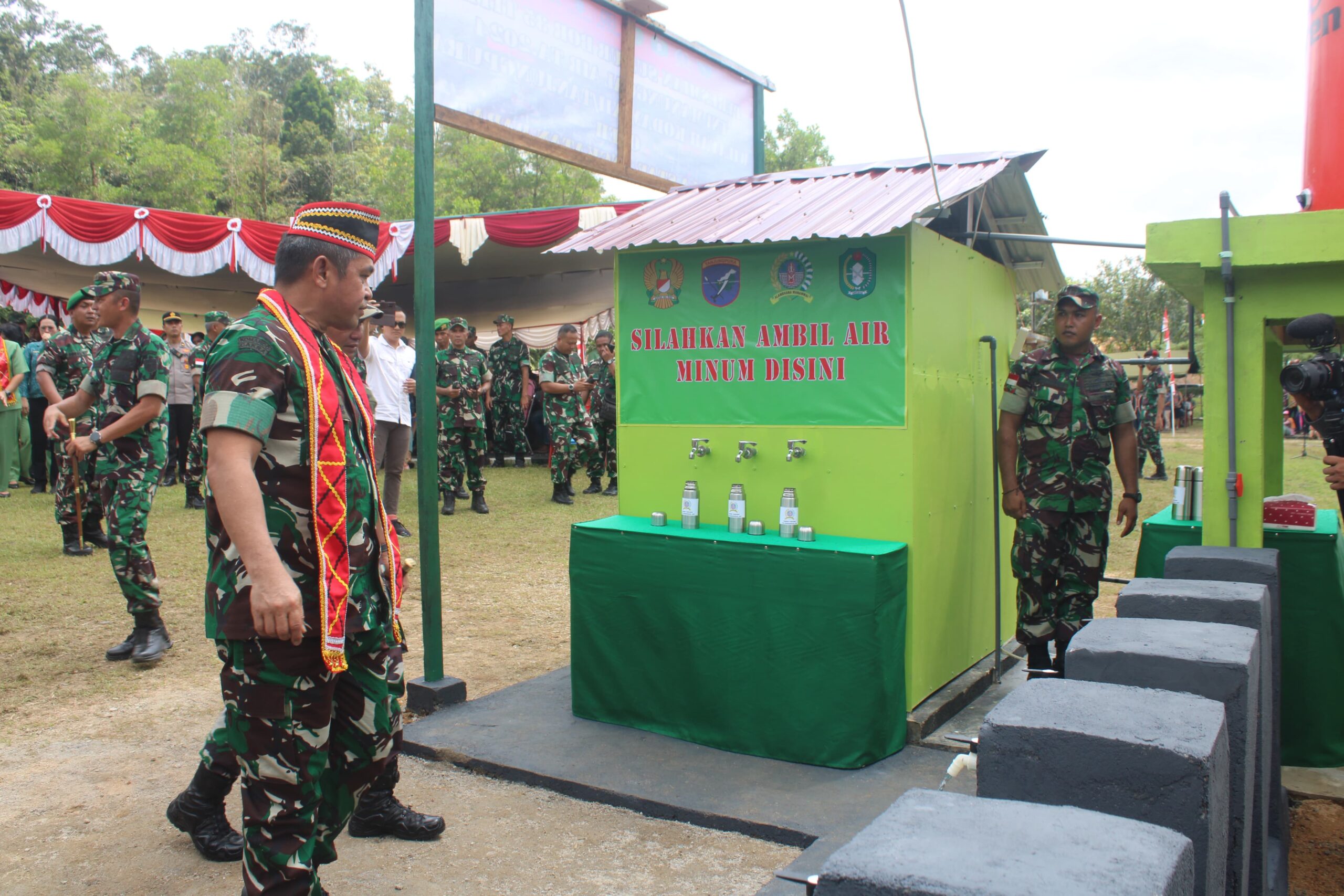 TNI AD Manunggal Air Datang, Warga Perbatasan Pun Senang