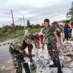 Peduli Akan Kesulitan Rakyat, Anggota Koramil 1012-10/Dusun Selatan Sigap Bantu Gotong-Royong Timbun Jalan yang Terputus Terdampak banjir