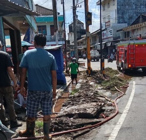 Pemerintah Kecamatan Belinyu Kabupaten Bangka Gotong-royong Bersihkan Drainase