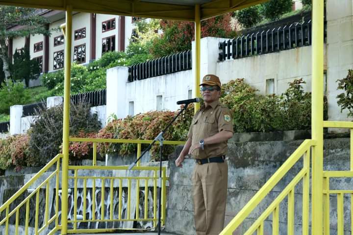 Pimpin Apel Pagi, Sekda Pakpak Bharat Ingatkan ASN Untuk Mempedomani Aturan Disiplin Dan Jam Kerja