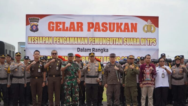 Dandim 1019/Katingan Hadiri Upacara Apel Gelar Pasukan Kesiapan Pengamanan Pemungutan Suara di TPS Dalam Rangka Operasi Mantap Brata Telabang 2023-2024.