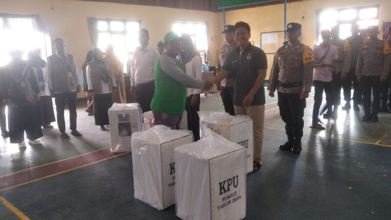Pendistribusian Kotak Suara dan Alat Peraga Pencoblosan Lainnya ke Masing-masing Desa di Wilayah Kecamatan Katingan Kuala.