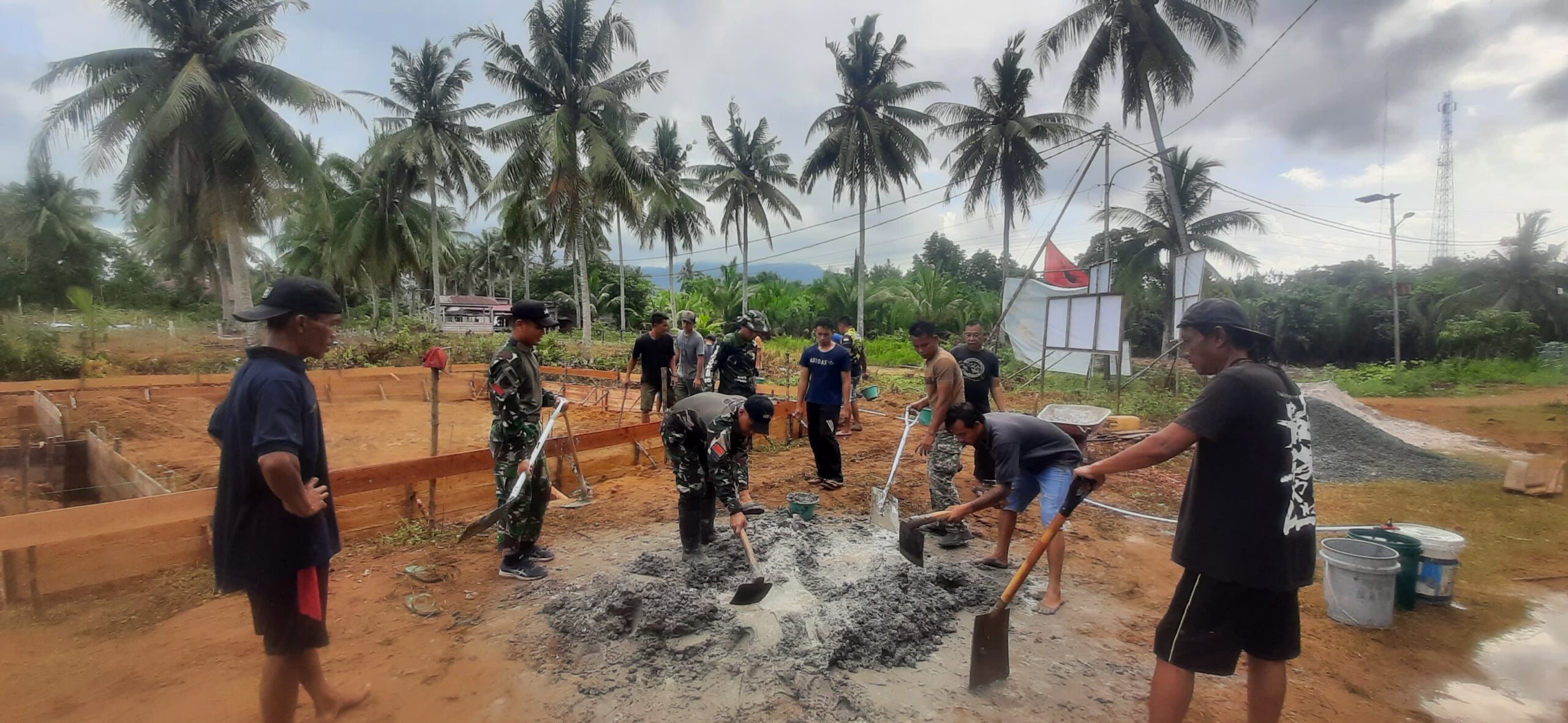 Satgas Pamtas RI-Malaysia Yonarmed 16/TK Bantu Warga Membangun Mesjid di Perbatasan